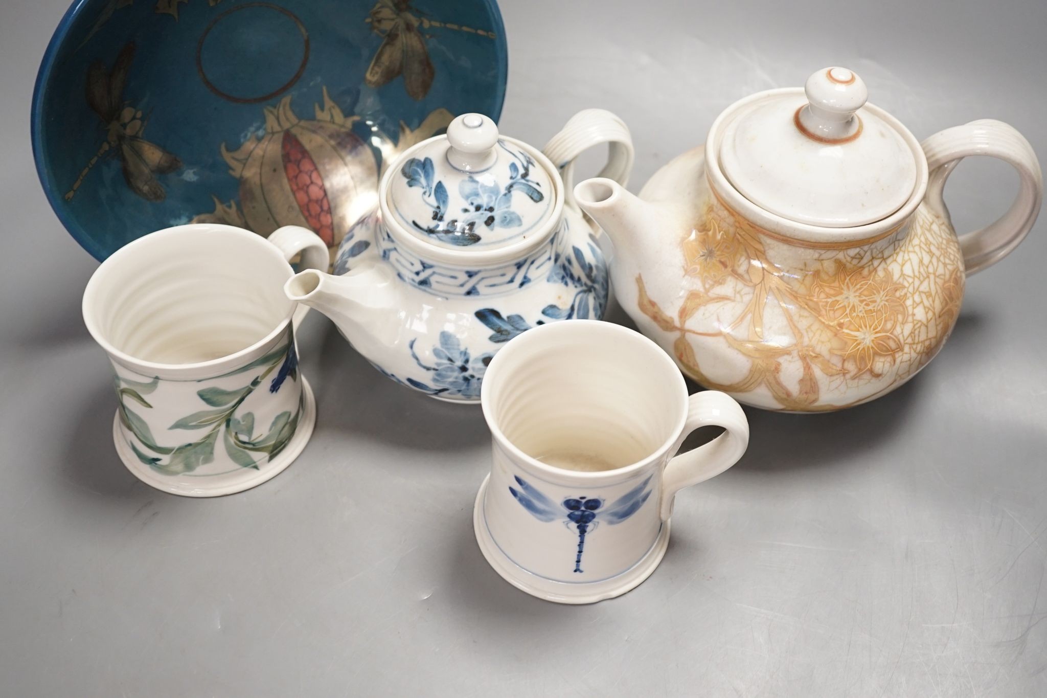 Jonathan Chiswell Jones, two teapots and a lustre bowl, 20.5cm and two mugs by KB (5)